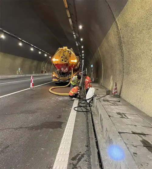 安达隧道排水渠清淤